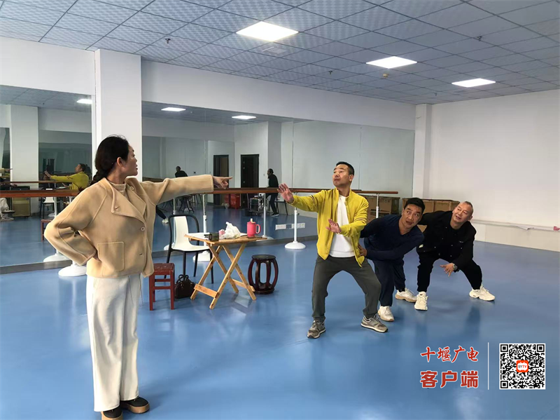 房县文化馆全力备战十堰市第六届地方戏曲调演，小戏《清风宴》排练工作如火如荼