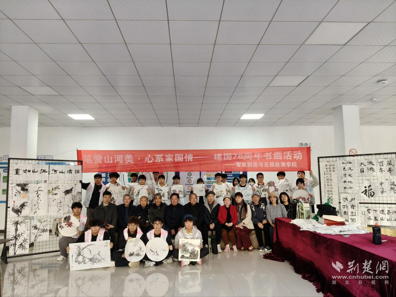 笔赞山河美！高校书画活动展现代际传承力量