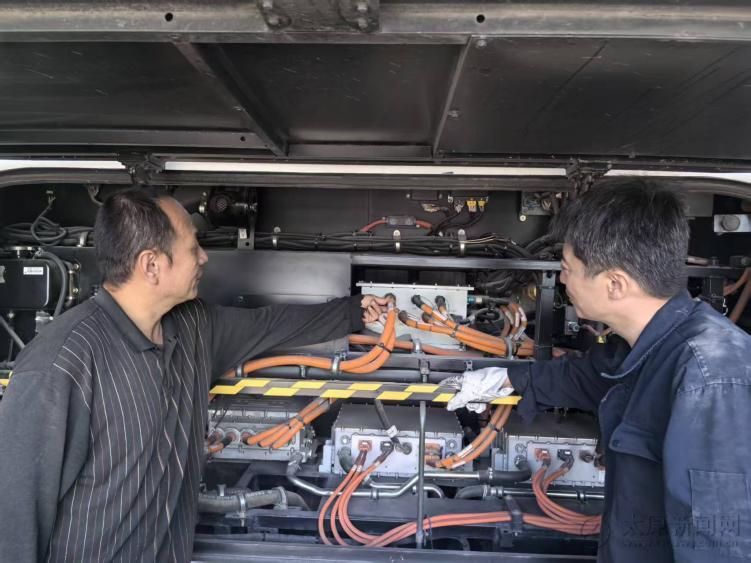 气温渐凉 公交“医生”送指南