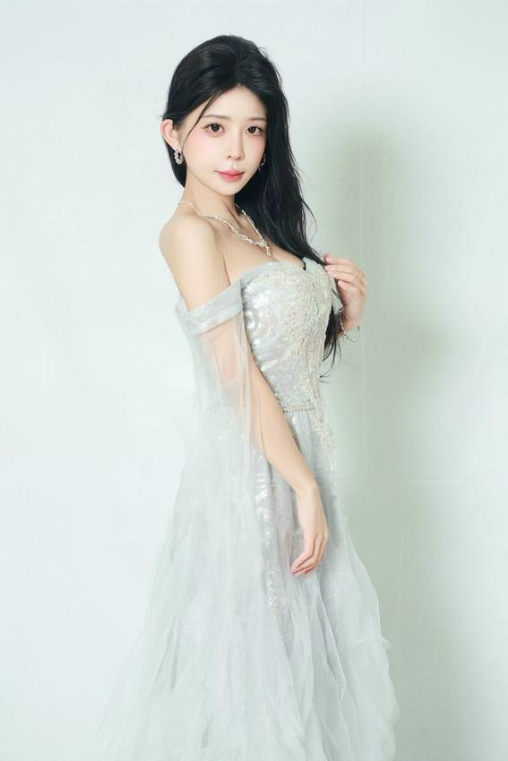 新人演员胡玥琳出演《玫瑰燃烬》正式出道