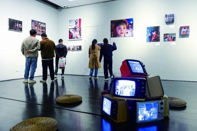 青年戏剧演员参观“戏里戏外 烟火人间”影像展