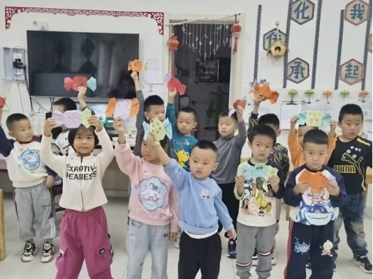 巧手折糖果，萌娃童趣多——东营市利津街道中心幼儿园大班手工折纸活动
