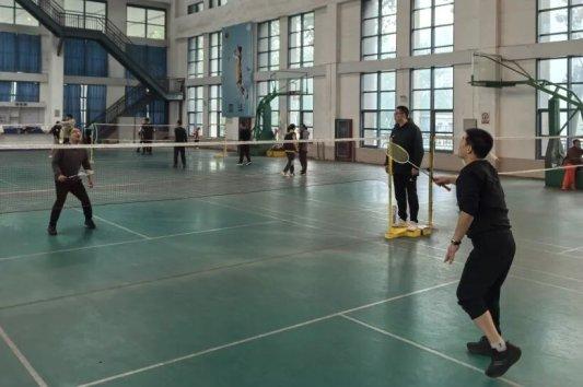 淄博六中：活力全开 谁“羽”争锋