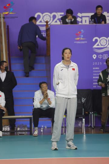 真排场！郎平朱婷师徒情深，亮相豫排联赛