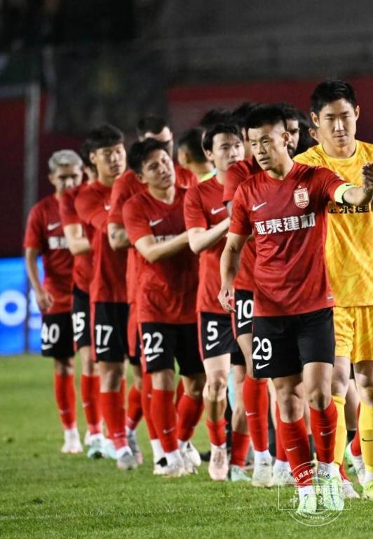 老将谭龙泪洒赛场：对不起球迷和这座城市