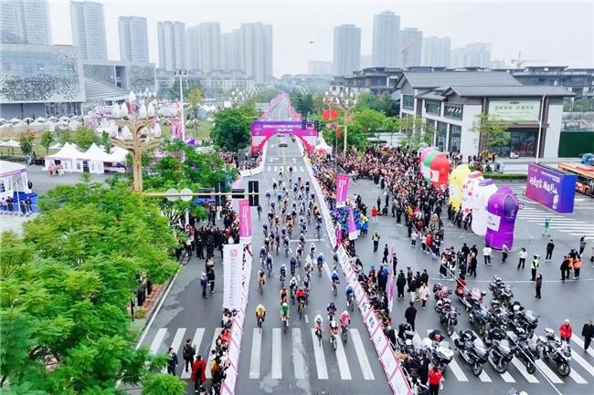 逐风岷江畔，骑享不老城！武阳里2025中国公路自行车公开赛（眉山彭山站）鸣笛开赛