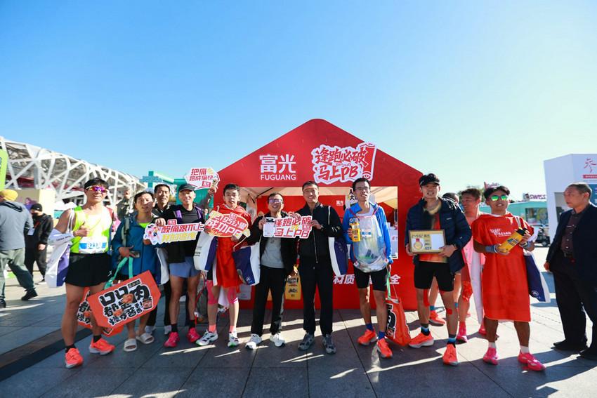 2025北京马拉松秋日开跑，富光全力护航赛事饮水保障