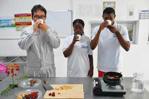 中国能建葛洲坝建设公司：跨国煮姜茶 中安青年共品文化情