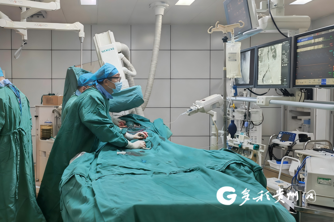 肚子摸到“包”在跳？警惕腹主动脉瘤！贵州航天医院这项微创介入技术助您化解血管“破裂”风险