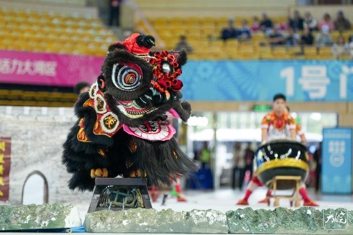 黄飞鸿故乡再现“狮王争霸”