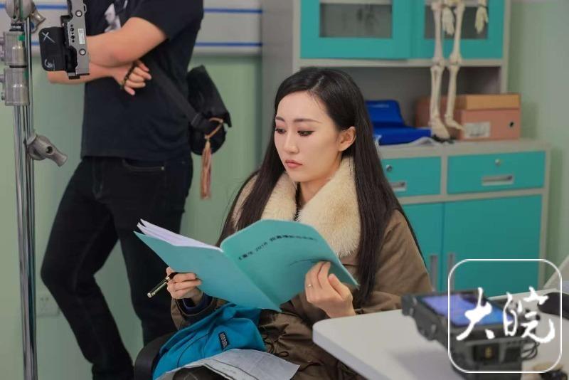 曾面试外卖员失败的女演员最新后续：花7万当短剧导演，男演员零片酬出演