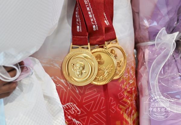 欢迎回家！三冠王苑丽颖，载誉归吉！