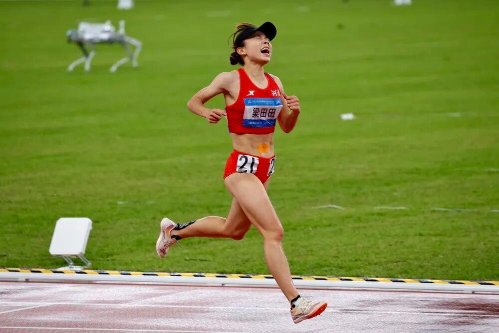 河南选手梁田田雨中强势夺金 刷新个人最佳成绩