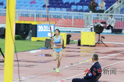 “菱”空一跃 侠女问鼎（图）
