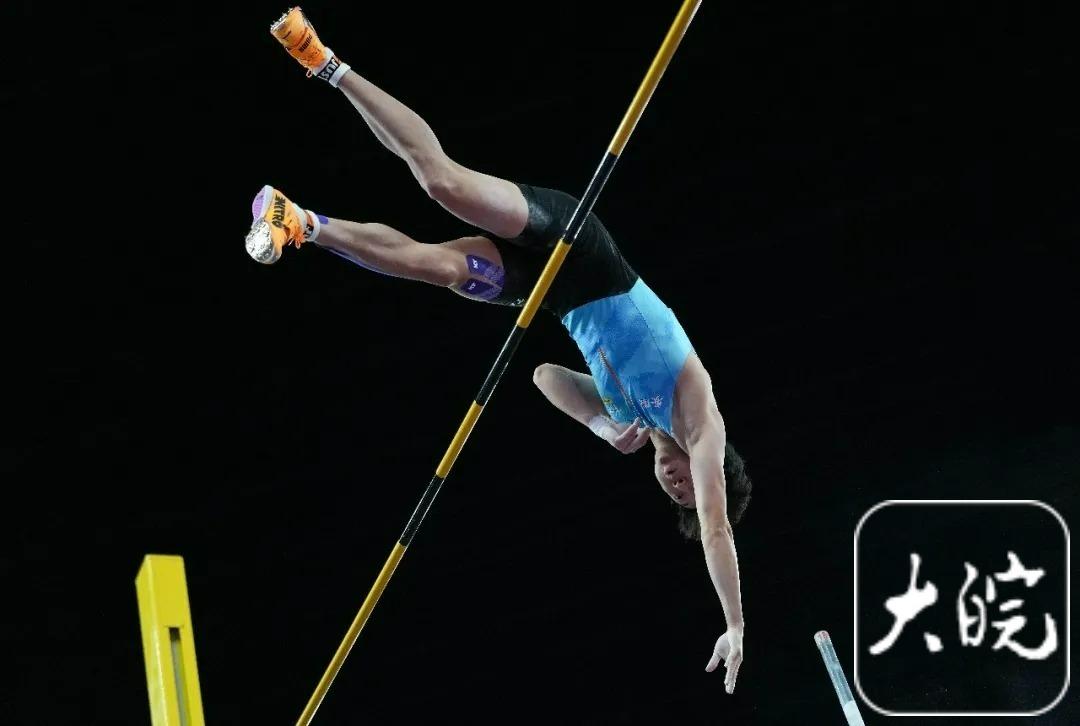 安徽运动员钟涛夺得十五运会男子撑竿跳高铜牌