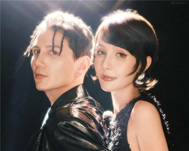 综艺《天声一对》艾热与妻子孜巴首秀火出圈 多舞台引爆全网