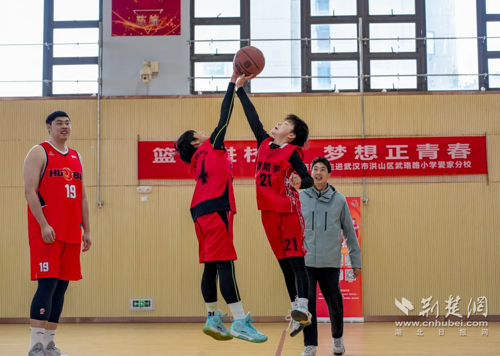 湖北文旅男篮走进武珞路小学爱家分校