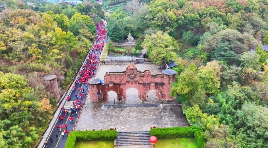 花果山巅迎新岁 健步云端启新程