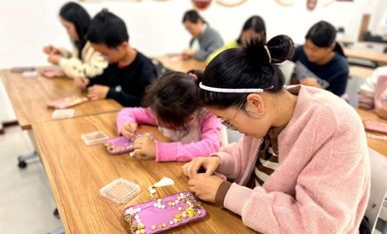 莲韵社区：巧手串连自然韵，乡音凝聚邻里情