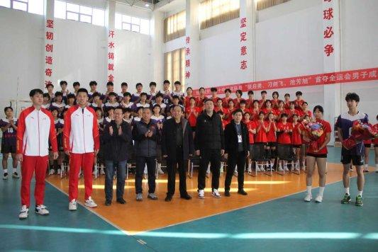 全运会排球成年组冠军队员刁剑飞、池芳旭荣归母校淄博十中