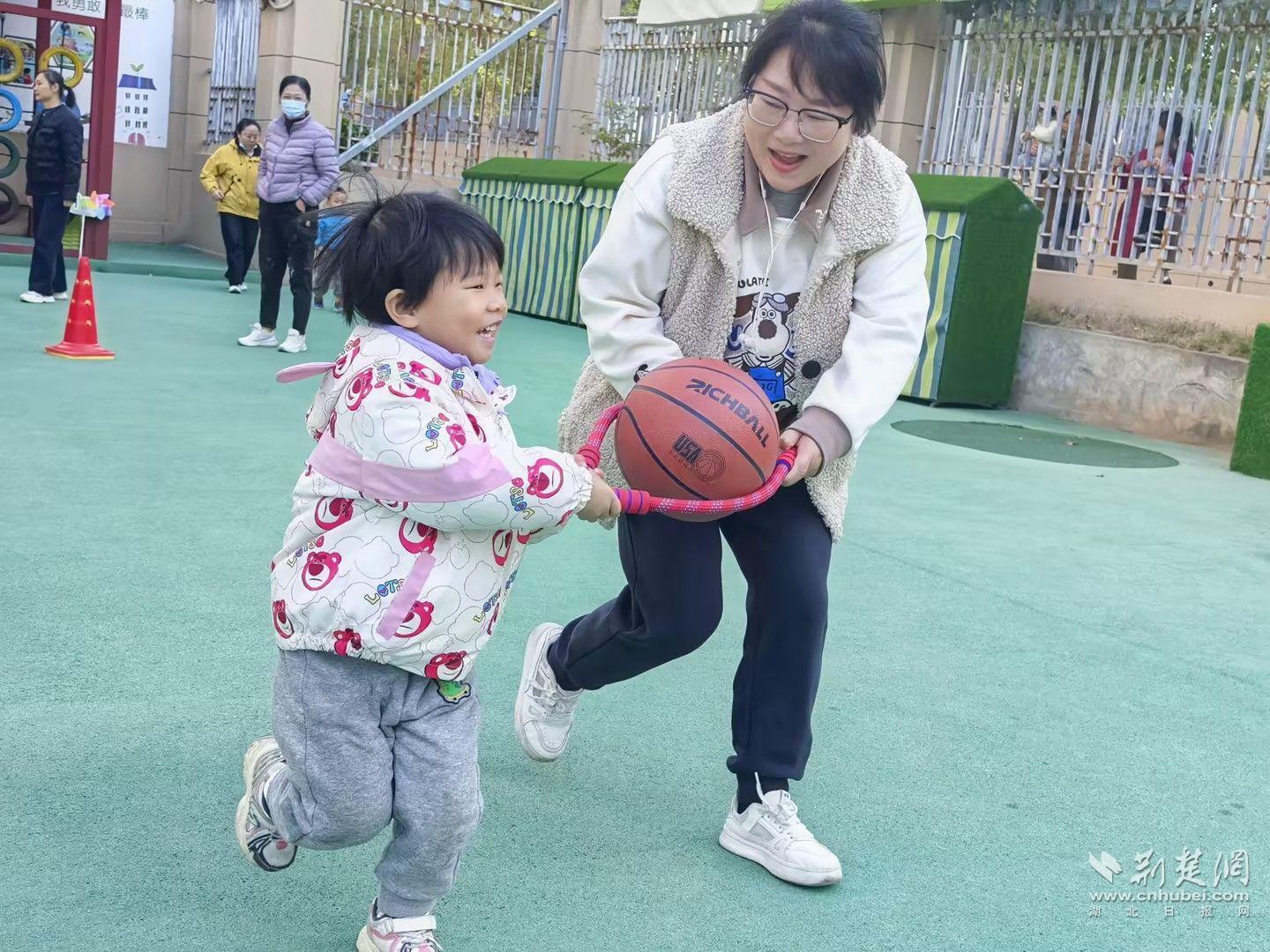 江夏区实验幼儿园萌娃炫勋章 亲子运动乐满园