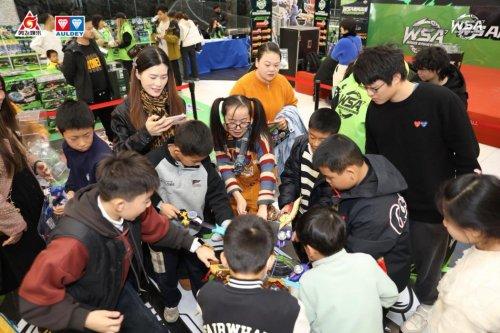 引领成长，织就纽带：青少年陀螺竞技开启亲子互动新场景