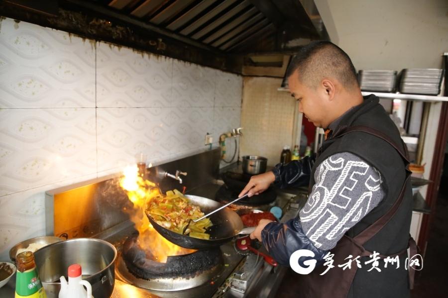 绥阳旺草：一锅酸辣牛蛙 半城烟火半城鲜