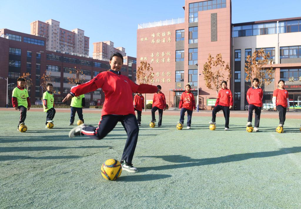 足球日里享欢乐