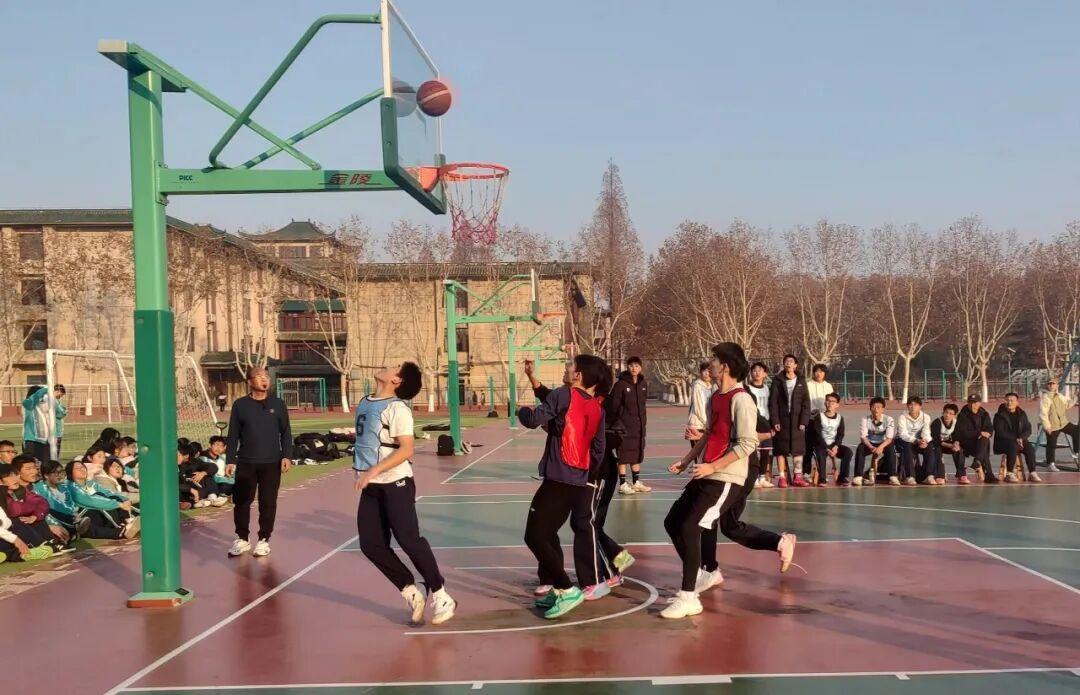 晴空下的青春对决——济南市莱芜十七中高一高二篮球对抗赛燃爆周末！