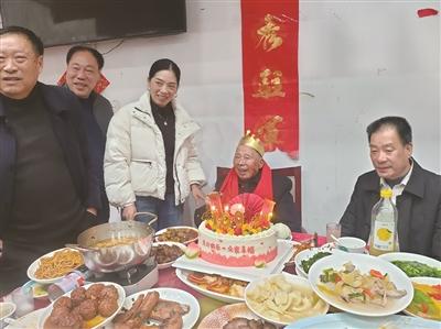 百岁老人王银根过寿 全村一半人都来吃酒了