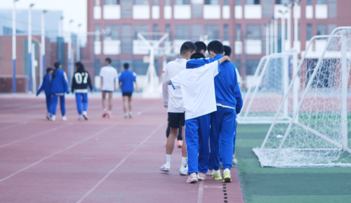 不追元宇宙，不炒大模型，这家公司为何死磕操场上的AI？