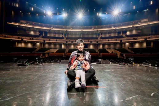 拉斯维加斯破纪录演出圆满成功：魔术师甄泽权圆梦 感动落泪与女儿同框在拉斯维加斯舞台上演出