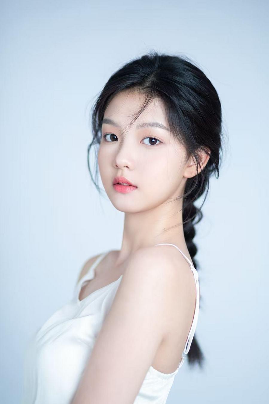 新生代小花冯子涵活力登场！中传表演系高材生，新剧《不二之臣》饰演蒋纯