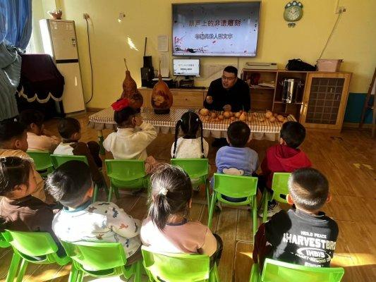葫芦非遗进校园 稚子童心承匠艺——东营市广饶县陈官镇中心幼儿园邀请非遗传承人邢文亭开课授艺