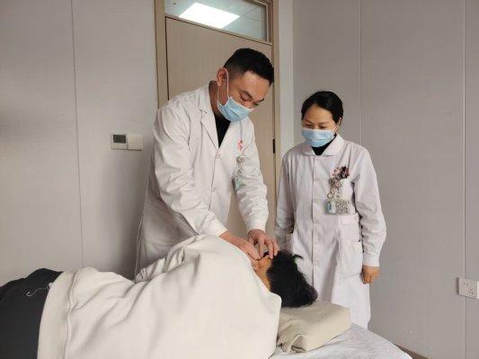 妙手神针除顽疾 面瘫患者重绽笑颜