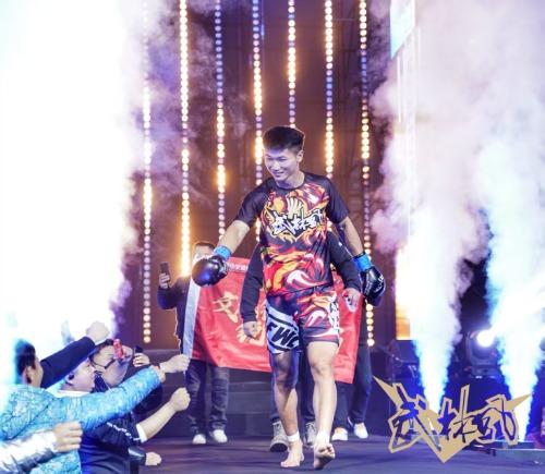 从武校到国际擂台 安徽00后格斗悍将贾香明战胜日本“不败选手”