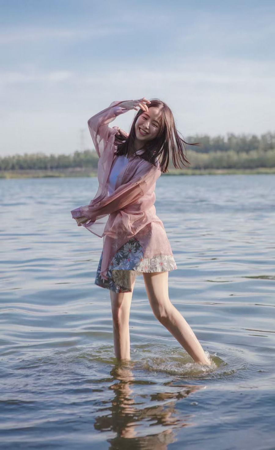 国民校花袁颖芬质朴诠释东方美学